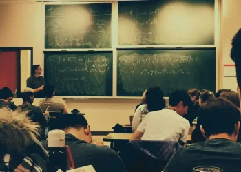 Lula sanciona novo ensino médio com veto a mudança no Enem