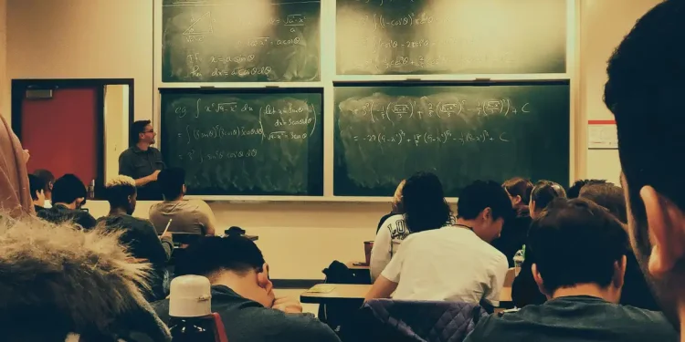 Lula sanciona novo ensino médio com veto a mudança no Enem