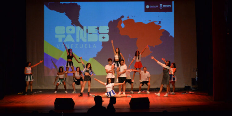 Primeira fase da olimpíada Conectando Línguas às Outras Ciências é aberta no Teatro Atheneu