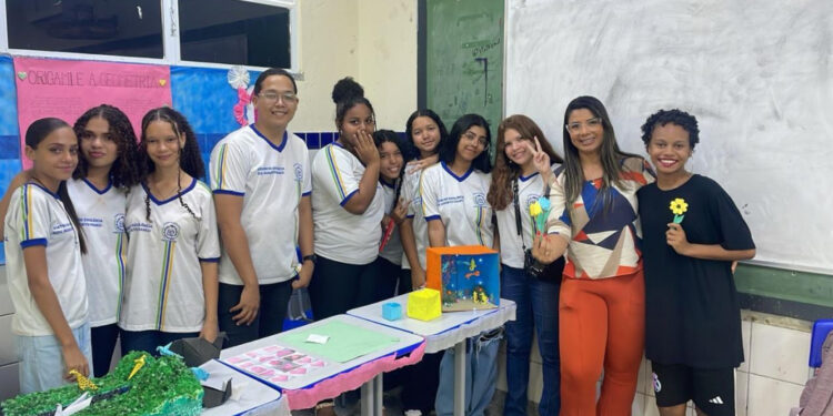 Feira de ciências desperta criatividade dos alunos do Centro de Excelência Governador Augusto Franco