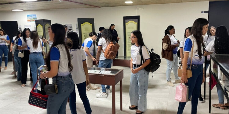 Biblioteca Epiphanio Dória realiza exposição em comemoração aos 136 anos do poeta Hermes Fontes