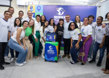 Governo do Estado entrega kits aos alunos selecionados no programa ‘Sergipe no Mundo’ 