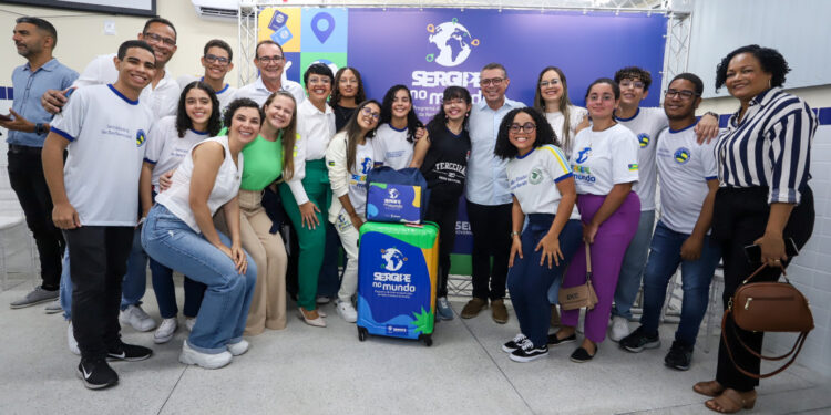 Governo do Estado entrega kits aos alunos selecionados no programa ‘Sergipe no Mundo’ 
