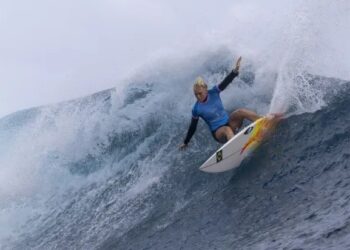 Tati Weston-Webb é prata no surfe após derrota para americana na final