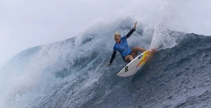 Tati Weston-Webb é prata no surfe após derrota para americana na final