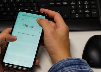 Seis em cada 10 escolas têm regras para uso do celular pelos alunos