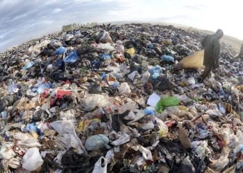 Em torno de 70% de todo o resíduo plástico no mundo é produzido por apenas 20 países, incluindo o Brasil