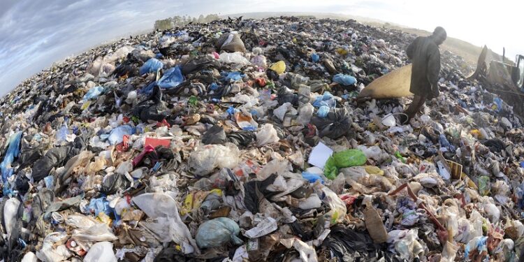 Em torno de 70% de todo o resíduo plástico no mundo é produzido por apenas 20 países, incluindo o Brasil