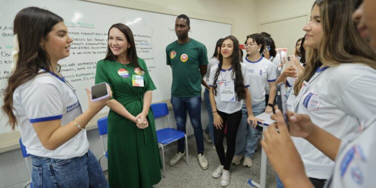 Danielle amplia diálogo com a juventude em sabatina por alunos do Atheneu