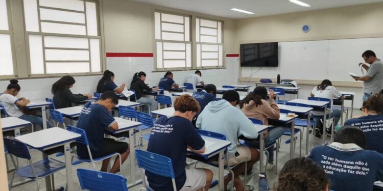 Segundo dia do Simula Enem mobilizará cerca de 14 mil estudantes da rede estadual