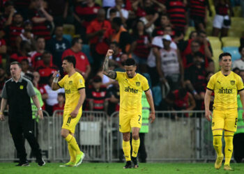 Festa carbonera em meio a vaias no Maracanã: Peñarol supera um Flamengo apático