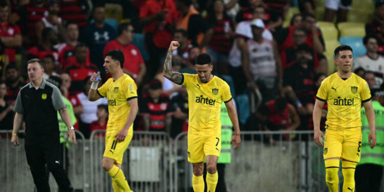 Festa carbonera em meio a vaias no Maracanã: Peñarol supera um Flamengo apático