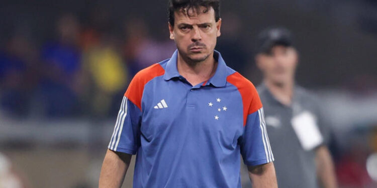 Diniz admite queda do Cruzeiro após expulsão, mas valoriza: ‘Classificação merecida’