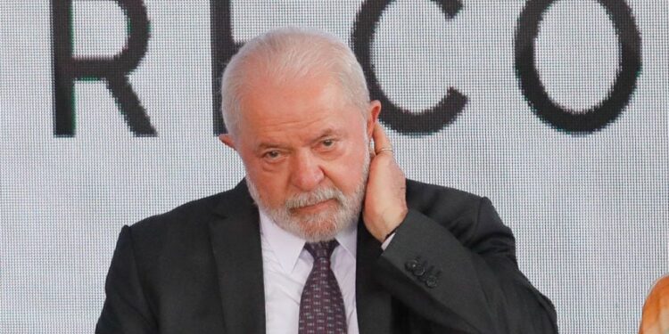 Lula sugere ‘indícios fortes’ de que incêndios pelo país podem ser criminosos