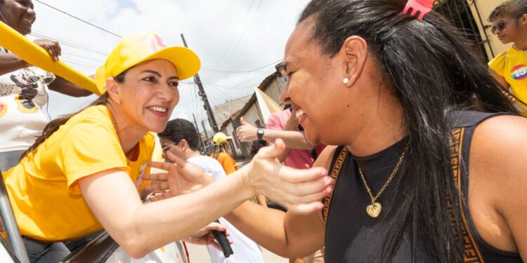 Delegada Danielle realiza carreatas nas zonas Norte e Sul da capital e recebe apoio