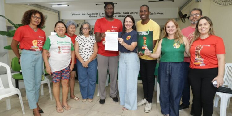 Danielle assina carta compromisso com a educação pública