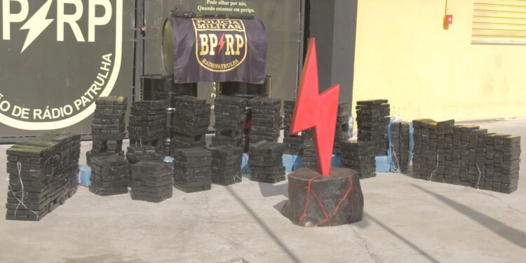 Operação da Polícia Militar intercepta veículo com mais de 300kg de drogas na Avenida Tancredo Neves, em Aracaju