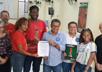 Luiz Roberto assina carta-compromisso com Sindicato dos Professores de Aracaju