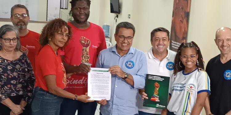 Luiz Roberto assina carta-compromisso com Sindicato dos Professores de Aracaju