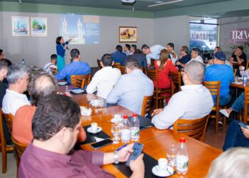 Emília apresenta propostas para desenvolvimento econômico em encontro com o Fórum Empresarial