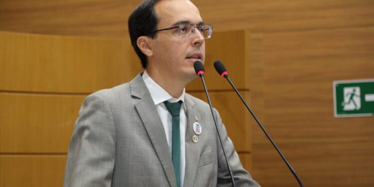 Filhos de vítimas de feminicídio deverão receber auxílio financeiro