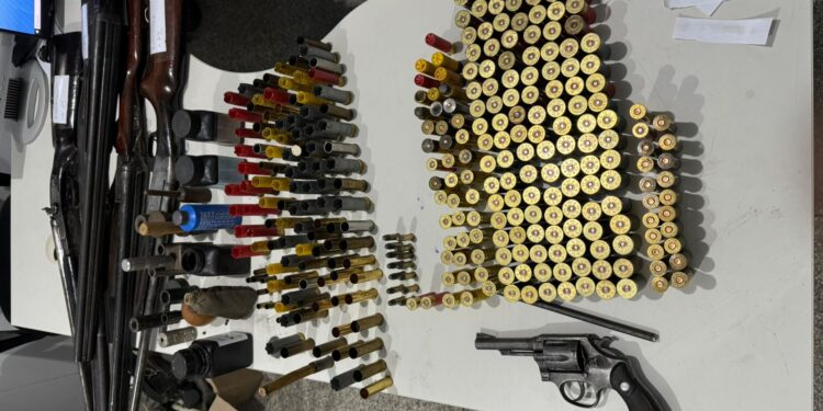 Polícia Civil prende suspeito por posse ilegal de arma de fogo de uso restrito em Japoatã