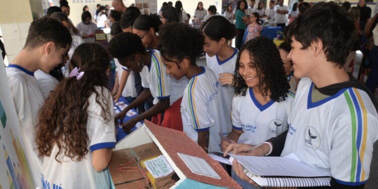 Colégio Estadual Manoel Luiz comemora 100 anos com feira educacional