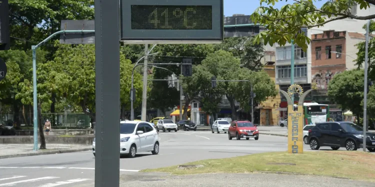 Inmet emite alerta laranja para onda de calor em 10 estados e no DF