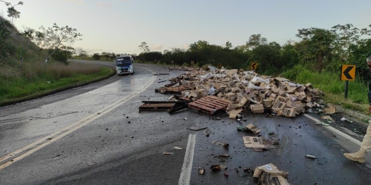 Caminhão carregado de bebidas tomba na BR-235