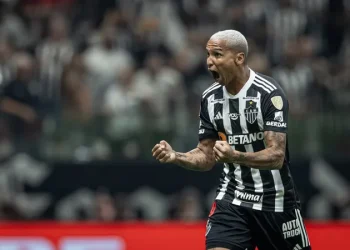 Hulk perde pênalti, Deyverson decide e Atlético-MG elimina o Fluminense na Liberta