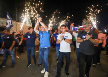 Diêgo Prado caminha ao lado do governador Fábio Mitidieri pelas ruas do Grande Rosa Elze