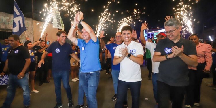 Diêgo Prado caminha ao lado do governador Fábio Mitidieri pelas ruas do Grande Rosa Elze