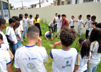 Colégio Estadual Professor Joaquim Vieira Sobral dá início à campanha do Setembro Amarelo com plantio de Ipês