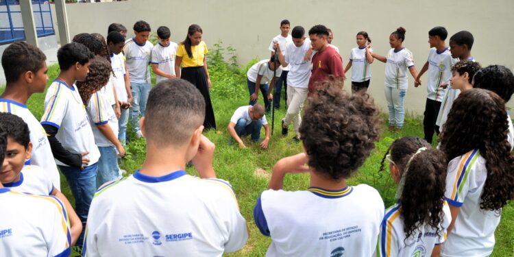 Colégio Estadual Professor Joaquim Vieira Sobral dá início à campanha do Setembro Amarelo com plantio de Ipês