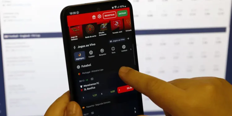 Beneficiários do Bolsa Família gastaram R$ 3 bi em bets em agosto