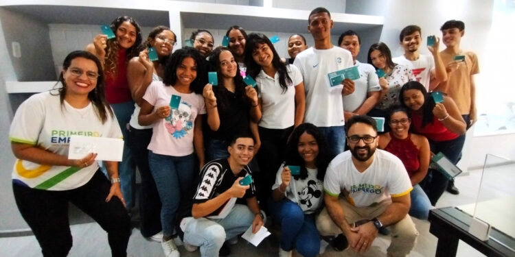Programa Primeiro Emprego proporciona bancarização de jovens participantes