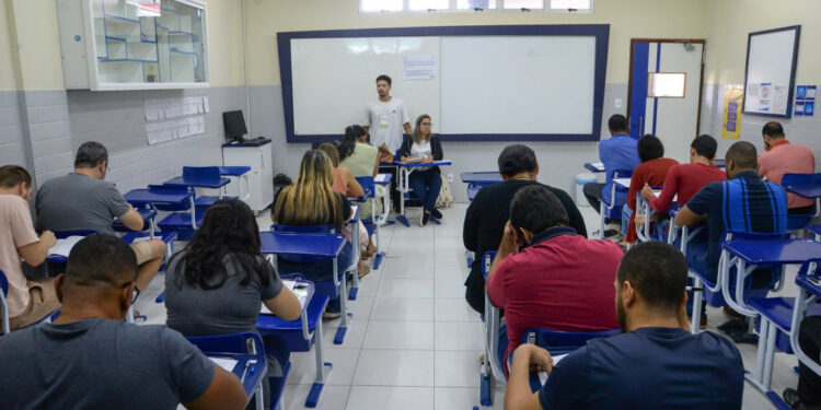 Candidatos realizam provas do concurso público da Agrese