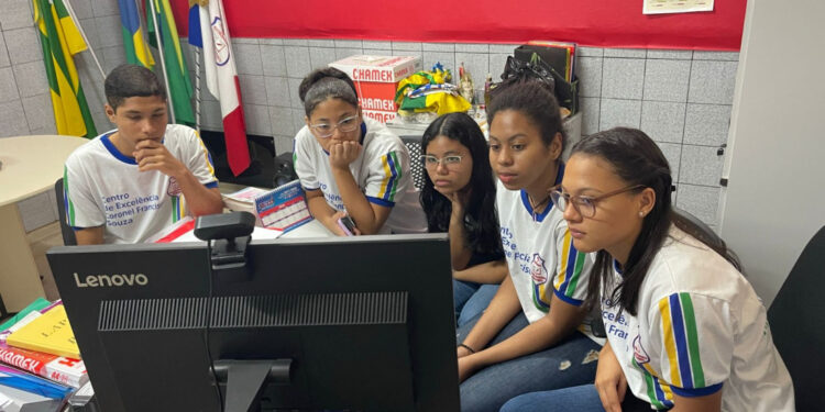 Seduc promove formação em educação financeira para estudantes monitores das DREs