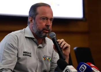 Decisão sobre horário de verão será na terça-feira, diz ministro