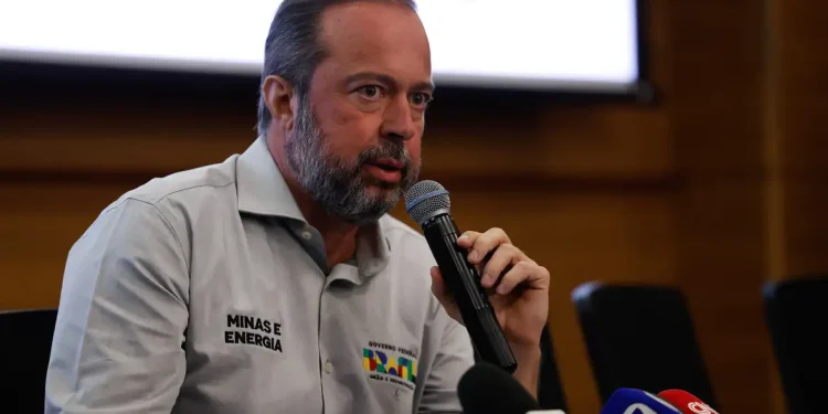 Decisão sobre horário de verão será na terça-feira, diz ministro