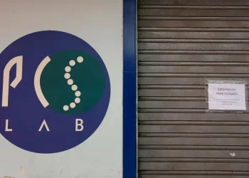 Transplantes com HIV: funcionária de laboratório se entrega à polícia; um dos donos e técnico seguem presos