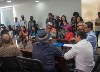 Luiz Roberto assina compromisso com artistas e cumpre agenda