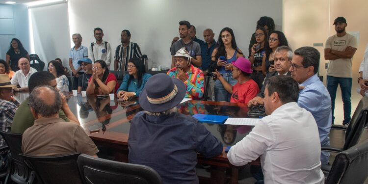 Luiz Roberto assina compromisso com artistas e cumpre agenda