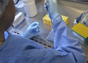 Nova variante do vírus Sars-CoV-2 é identificada em três estados