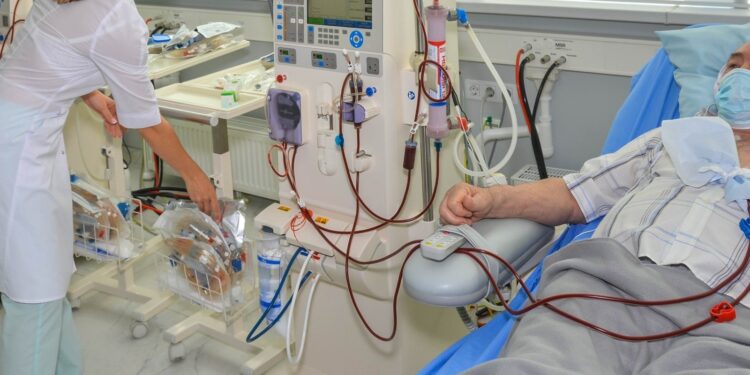 Insuficiência renal pode ser mais grave em idosos, diz nefrologista