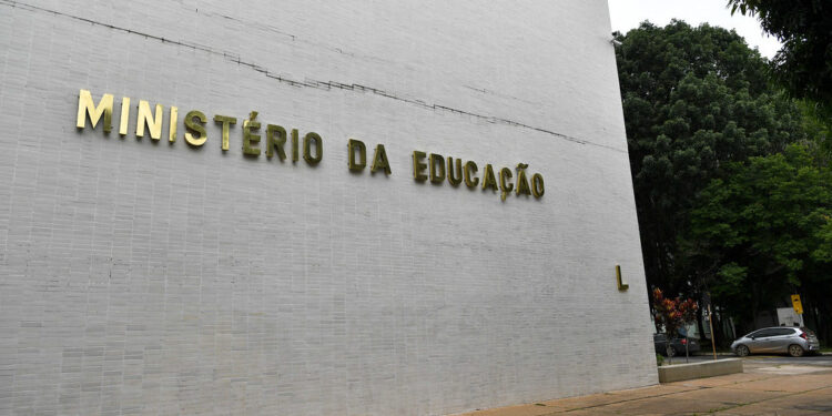 Ministério da Educação lançará concurso unificado e “Pé-de-Meia” para professores em 2025