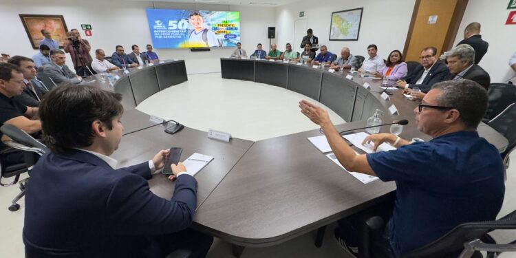 Governador tranquiliza representantes dos táxis-lotação da Grande Aracaju e garante manutenção do serviço