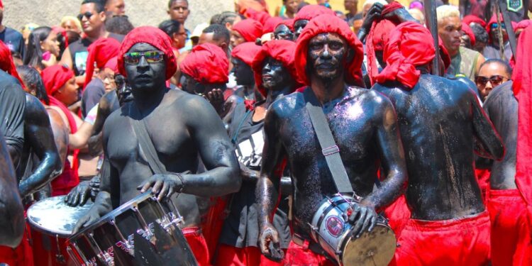 Neste domingo tem festa dos lambe-sujos e caboclinhos em Laranjeiras