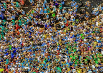 Fiéis lotam ruas de Belém para acompanhar procissão do Círio de Nazaré