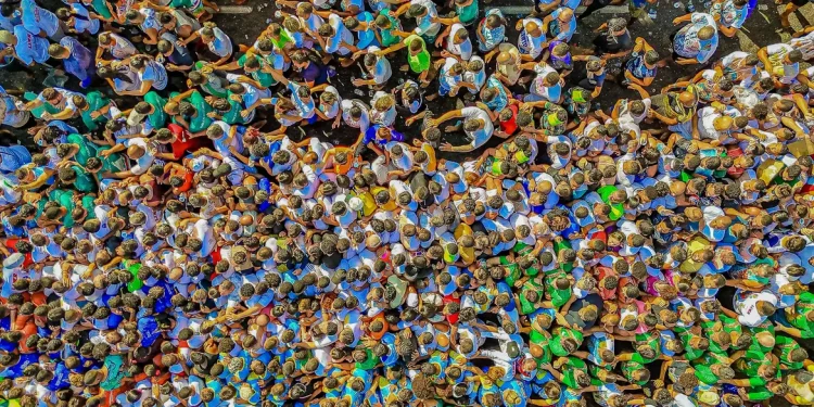 Fiéis lotam ruas de Belém para acompanhar procissão do Círio de Nazaré